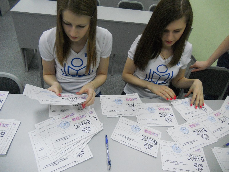 Студенты 3 курса регистрируют участников конкурса.JPG